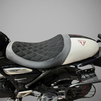 Sahara Signature: Suede Cafe Racer Seat – Triumph Speed 400 / T4 (MY25)