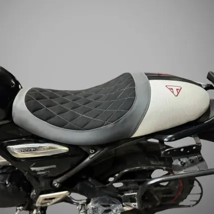 Sahara Signature: Suede Cafe Racer Seat – Triumph Speed 400 / T4 (MY25)