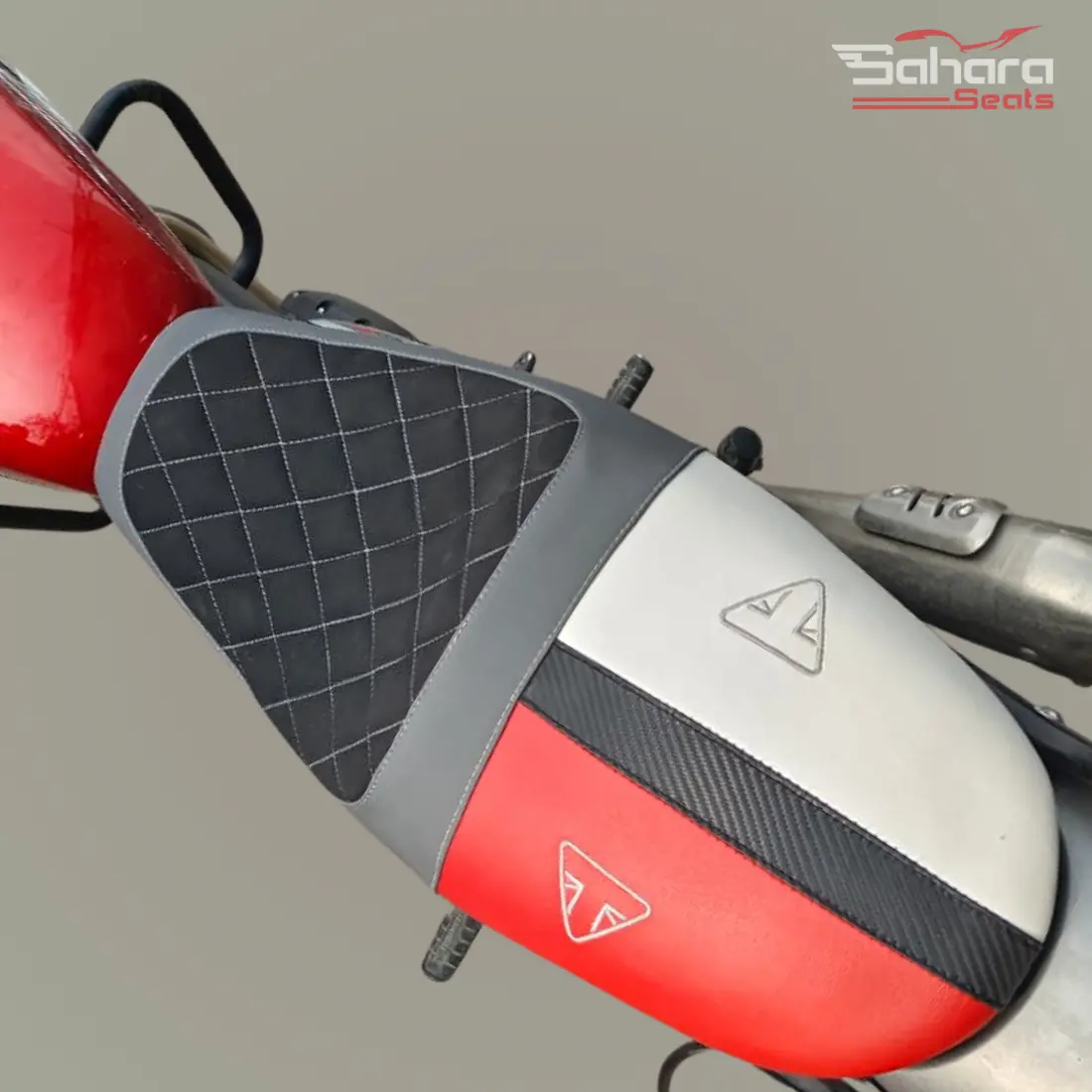 Triumph Speed 400 StrideMaster Red White Suede Seat